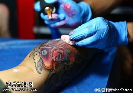 小腿经典的红锦鲤纹身图案