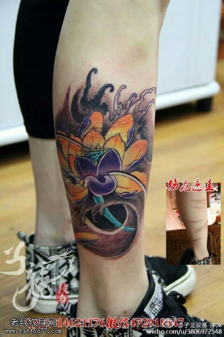 小腿上逼真经典的莲花纹身图案