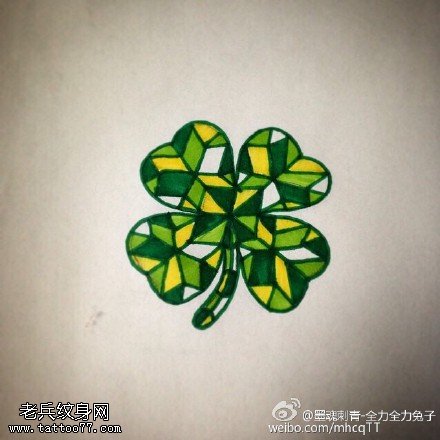 背部四叶草纹身图案