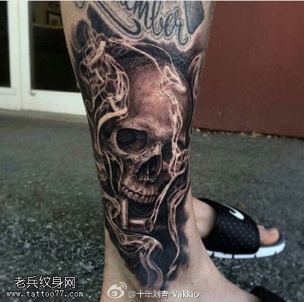 小腿上的骷髅纹身图案