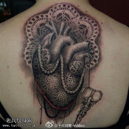 背部蕾丝心脏纹身图案