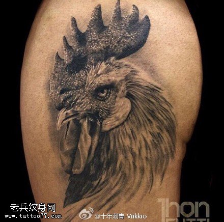 肩膀上的大公鸡纹身图案