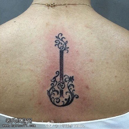背部小提琴图腾纹身图案