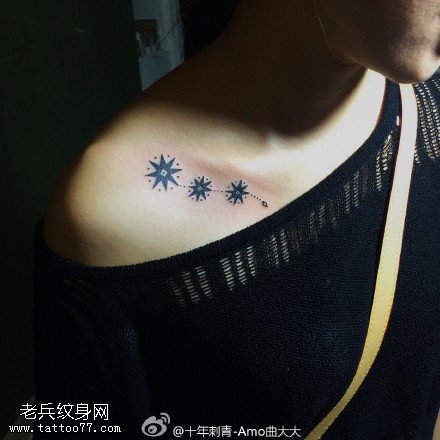 锁骨处几颗繁星纹身图案