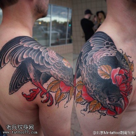肩膀经典的乌鸦纹身图案