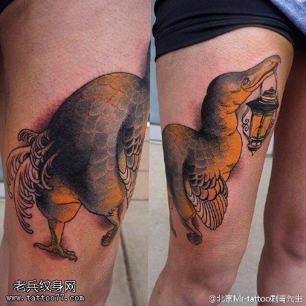 大腿上的天鹅纹身图案
