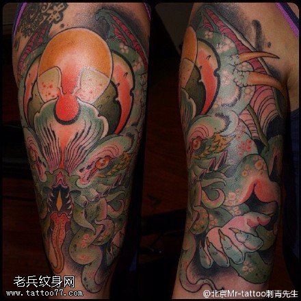 肩膀彩绘怪物纹身图案