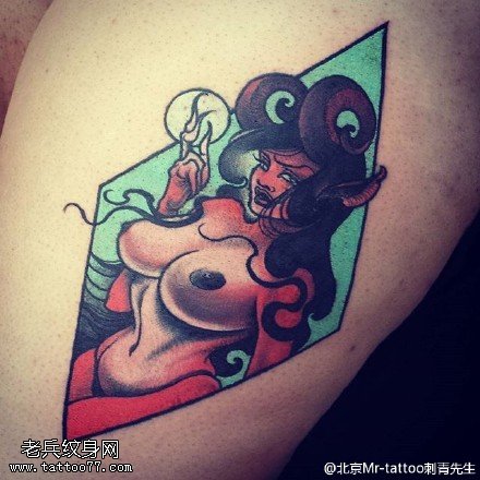 欧美风大咪咪卷发女郎纹身图案