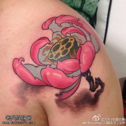 肩膀红色的莲花纹身图案