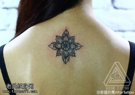 美女背部梵花纹身图案