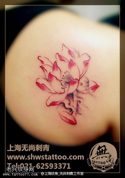 肩膀精美的莲花纹身图案