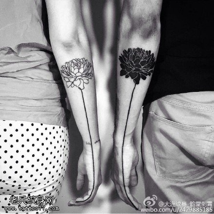 情侣手臂上的莲花纹身图案