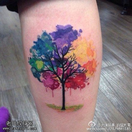 腿部水彩树纹身图案