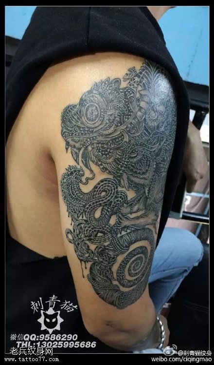 肩膀上的变色龙纹身图案