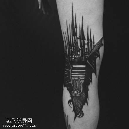 腿部的蝙蝠城堡纹身图案