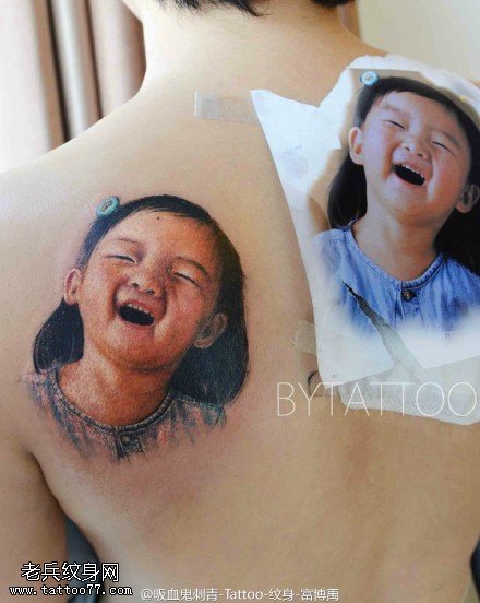 肩部女儿的肖像纹身图案