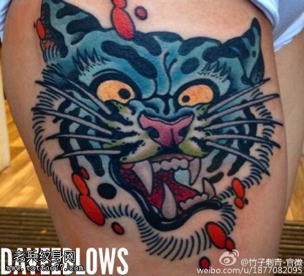 大腿上彩色的老虎纹身图案