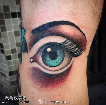 腿上的3D眼睛纹身图案
