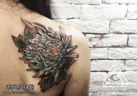 肩膀彩绘菊花纹身图案