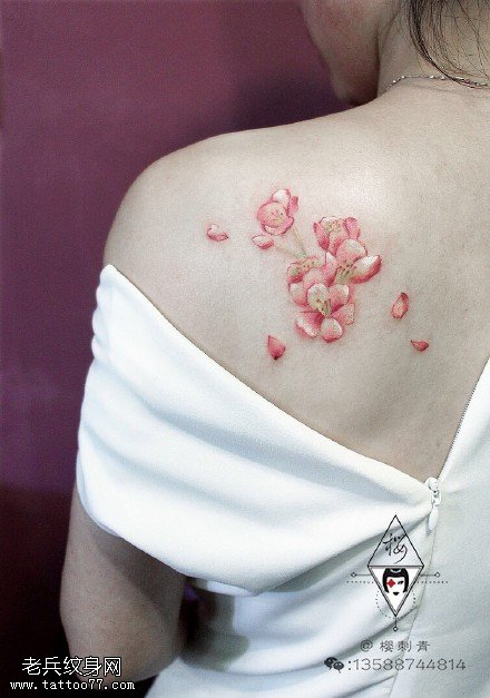 肩部粉色的桃花纹身图案