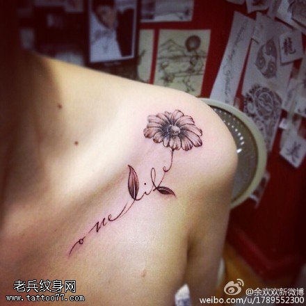 肩部点刺黑灰花卉纹身图案