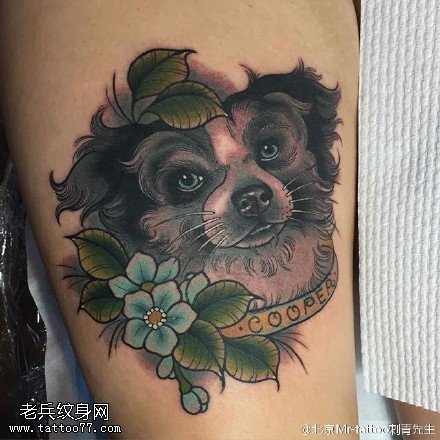 大腿上花卉狗狗纹身图案