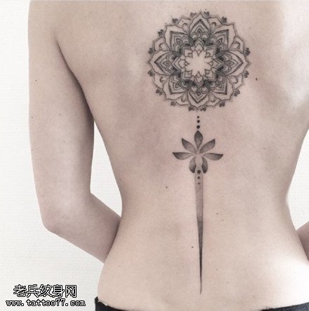 脊梁上的梵花纹身图案
