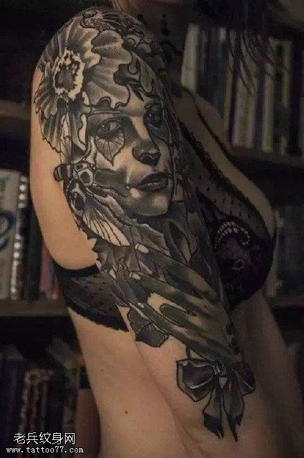 肩膀美女花卉纹身图案