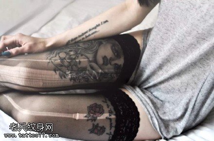 纹在腿上的丝袜纹身图案