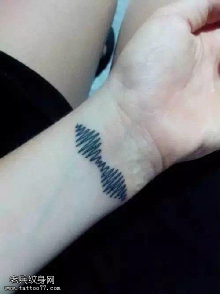 手臂上的伤疤纹身图案