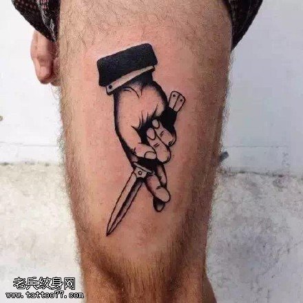 大腿上手拿匕首纹身图案