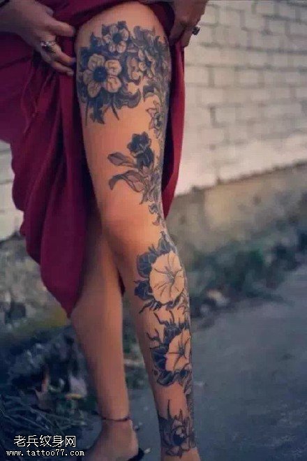 腿上的经典花卉纹身图案