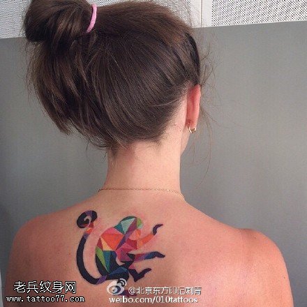 背部彩色的小猴子纹身图案