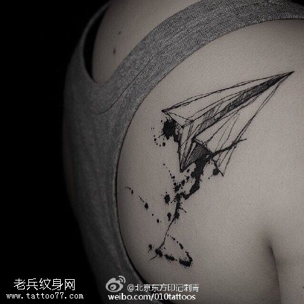肩膀水墨纸飞机纹身图案