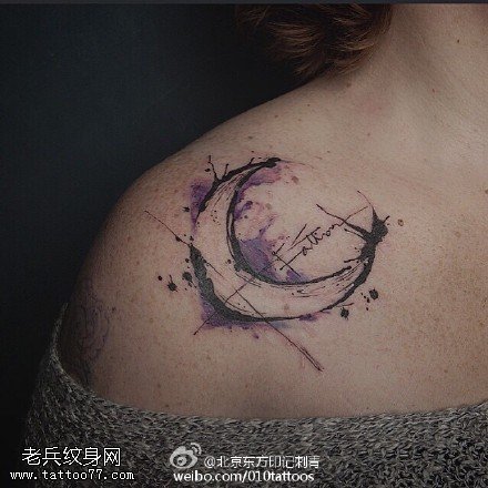 肩膀水墨的月亮纹身图案