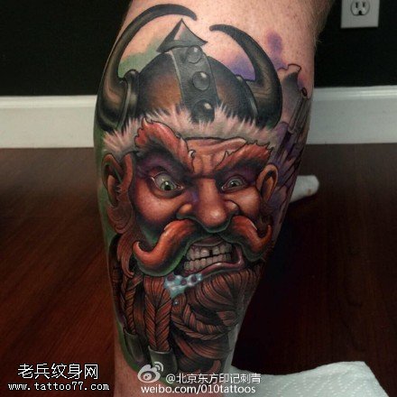 小腿上的人物像纹身图案