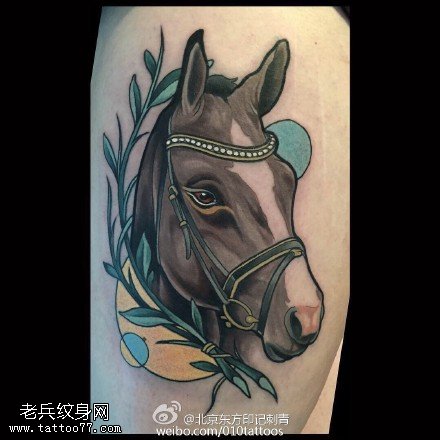 腿部马儿纹身图案
