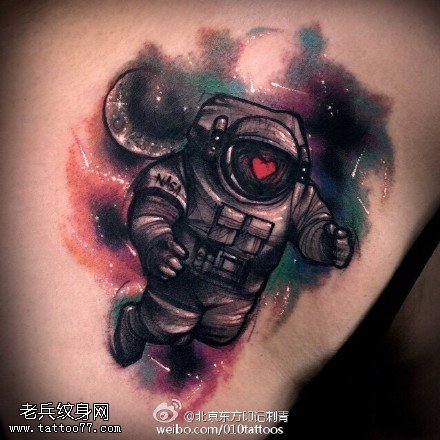 肩膀上的太空人纹身图案