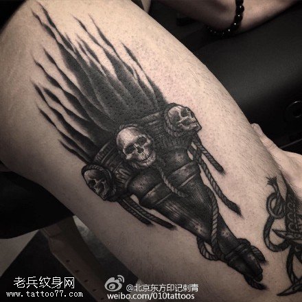 大腿上火箭骷髅纹身图案