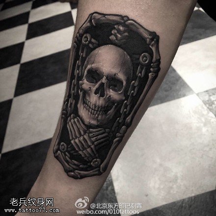 小腿上骷髅铁链纹身图案