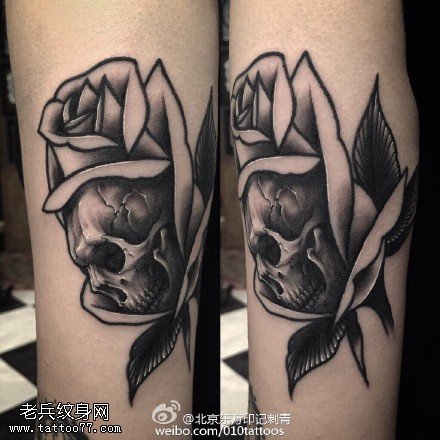 小腿上骷髅玫瑰纹身图案