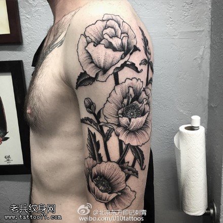 肩膀漂亮的花卉纹身图案