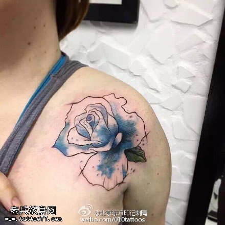 肩膀水墨玫瑰花纹身图案