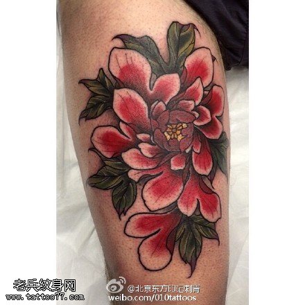 大腿鲜艳的牡丹花纹身图案