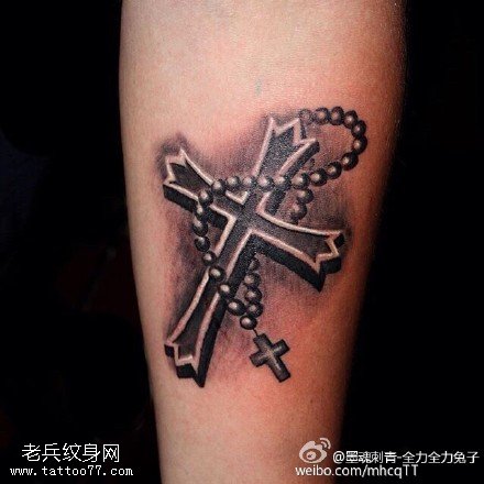 小腿上的十字架佛珠纹身图案