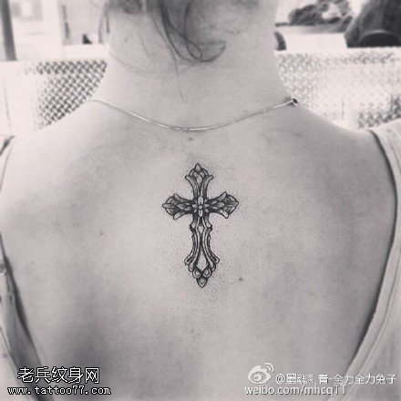 美女背部十字架纹身图案