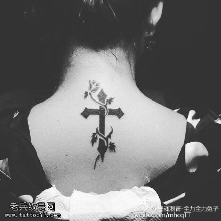 背部十字架蔓藤纹身图案