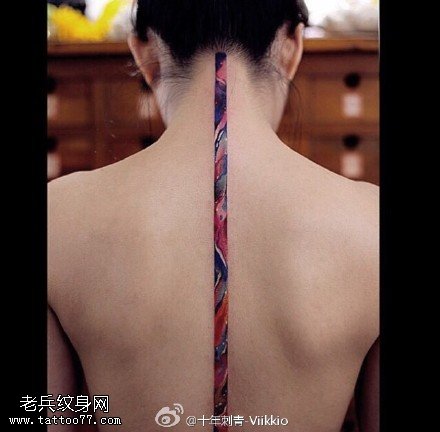 脊梁上彩绘杵杠纹身图案