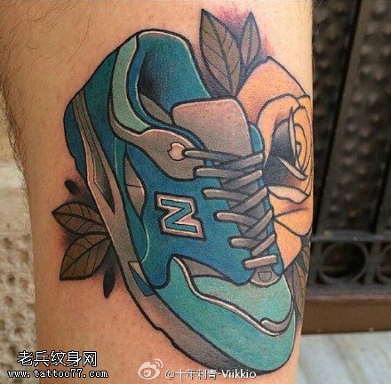 大腿上的新百伦纹身图案