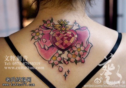 背部彩色的蝴蝶结纹身图案